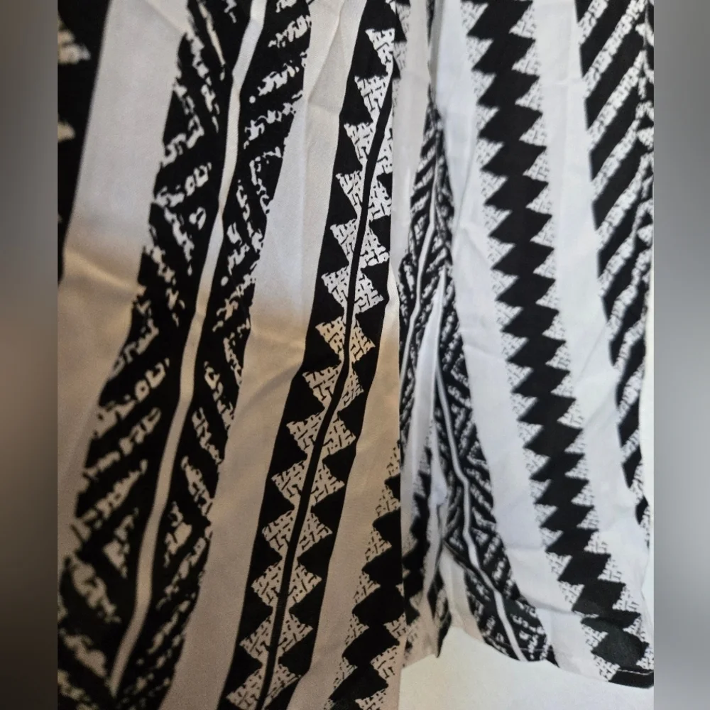 Black and White Patterned Maxi Dress. Size L - Picture 4 of 11